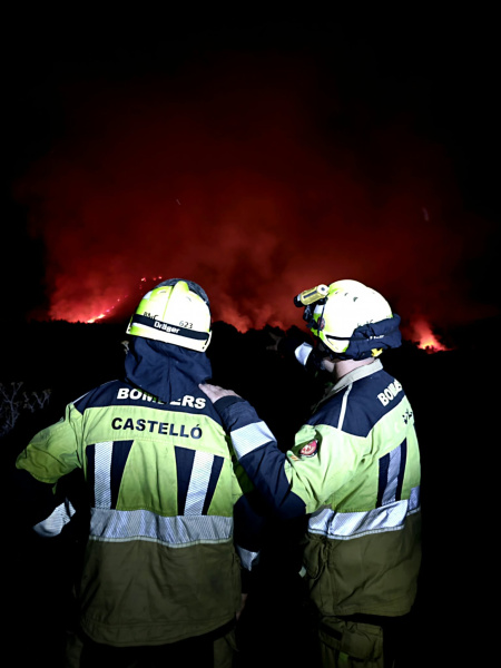 castellon-moviliza-a-bomberos-para-colaborar-en-el-incendio-de-tirig