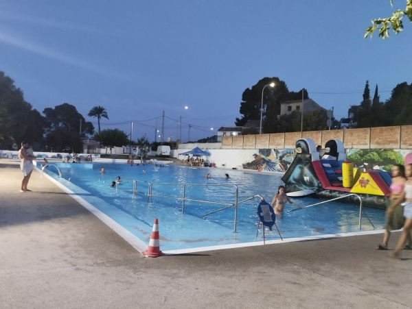La piscina municipal de Navajas, referente estival con mejoras de accesibilidad y eventos solidarios