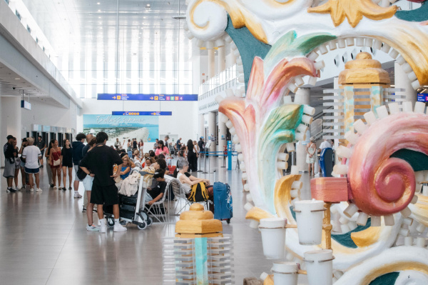 Castellón instala una Gaiata en el aeropuerto para promocionar las Fiestas de la Magdalena a nivel internacional