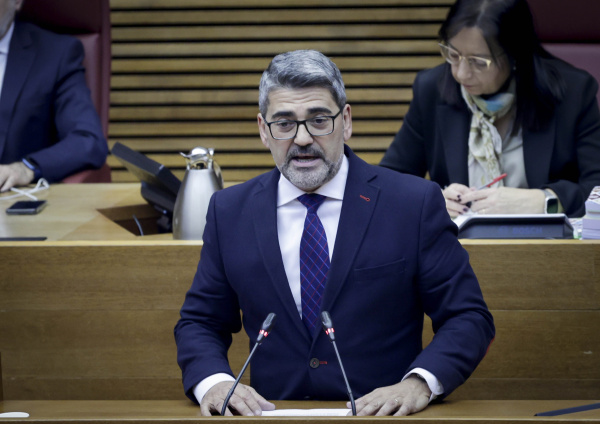 Forés acusa a Compromís de caos en las ITV y defiende refuerzo del servicio con 73 nuevos trabajadores