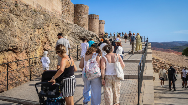 onda-vive-un-dia-historico-observando-el-eclipse-desde-el-castillo-de-las-300-torres