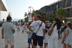 Uns 300 persones s'uneixen a Vila-real per a observar l'eclips amb activitats culturals