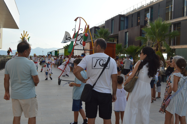 Cerca de 300 personas se reúnen en Vila-real para observar el eclipse con actividades culturales