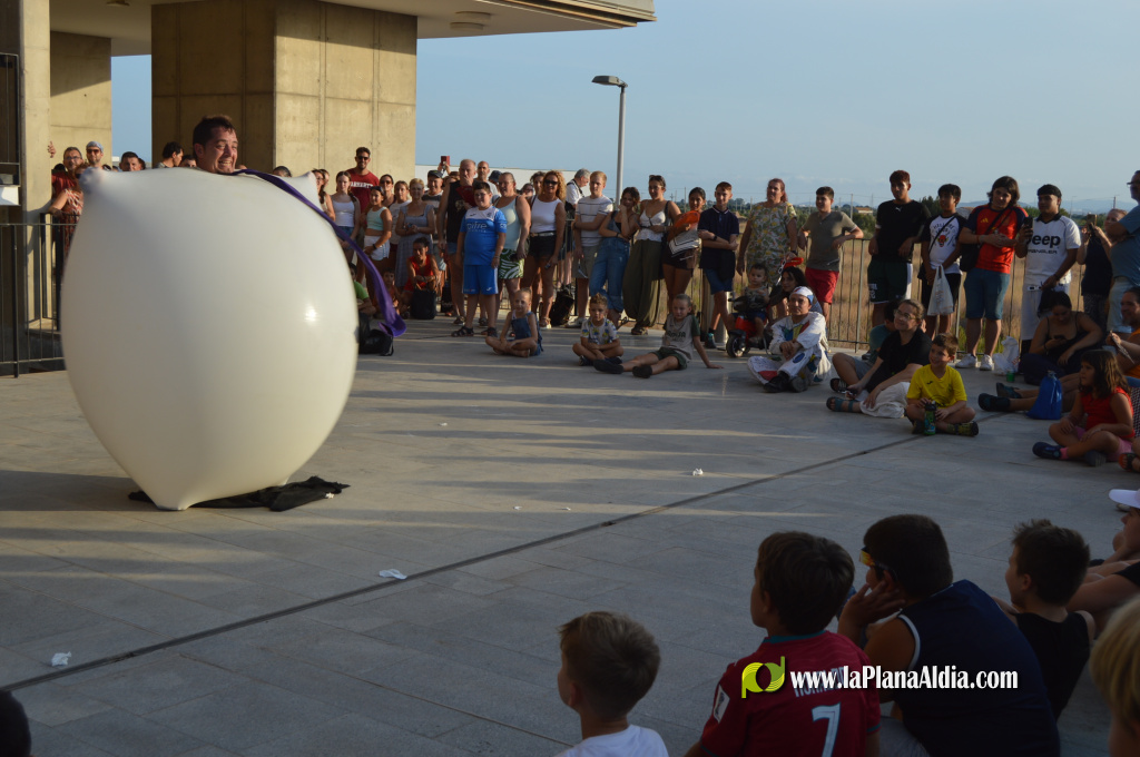 Uns 300 persones s'uneixen a Vila-real per a observar l'eclips amb activitats culturals