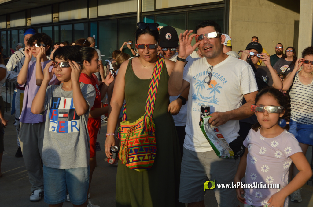 Uns 300 persones s'uneixen a Vila-real per a observar l'eclips amb activitats culturals