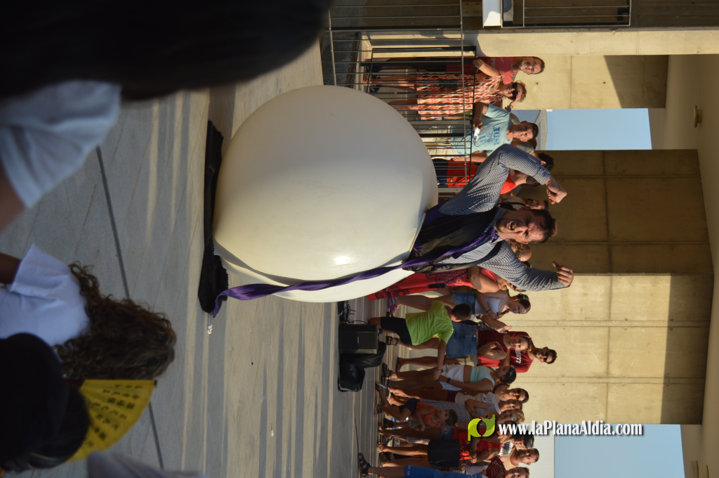 Uns 300 persones s'uneixen a Vila-real per a observar l'eclips amb activitats culturals