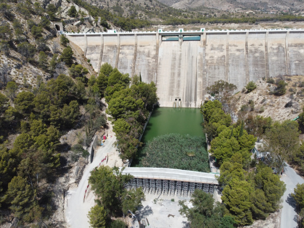La CHJ inicia obras en Amadorio para garantizar el suministro a la Marina Baja mediante una pasarela aérea