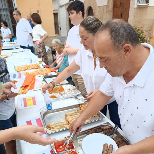 Sant Jordi celebra Degusta Culturas con tapas internacionales y solidaridad en la Plaza Mayor