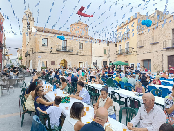 sant-jordi-cierra-con-exito-degusta-culturas-y-convierte-la-plaza-mayor-en-un-encuentro-de-gastronomia-y-solidaridad