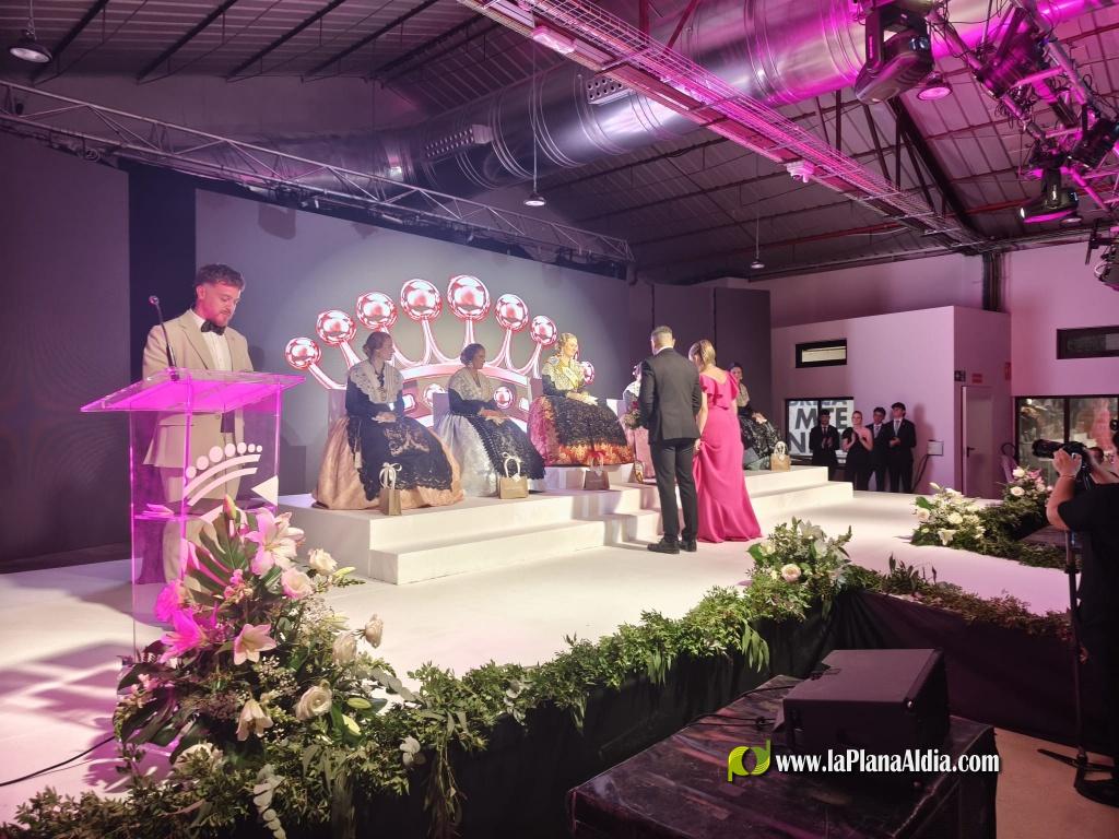 Brillante proclamaci�n de la reina y damas con homenaje a los presentadores de su historia