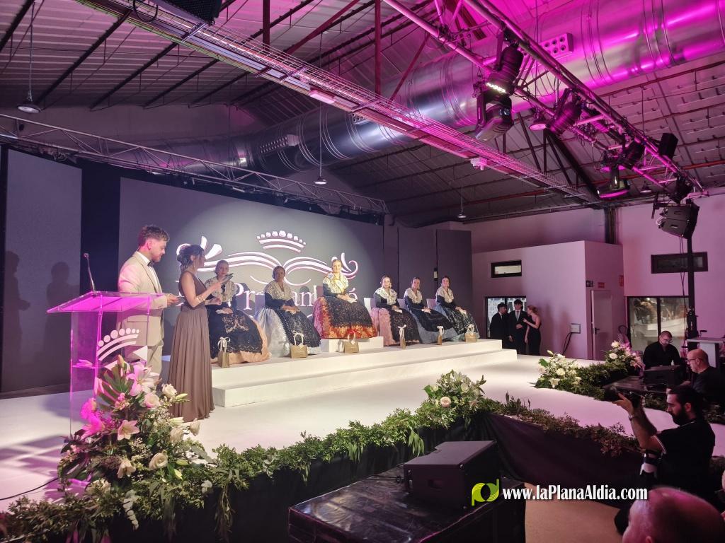 Brillante proclamación de la reina y damas con homenaje a los presentadores de su historia