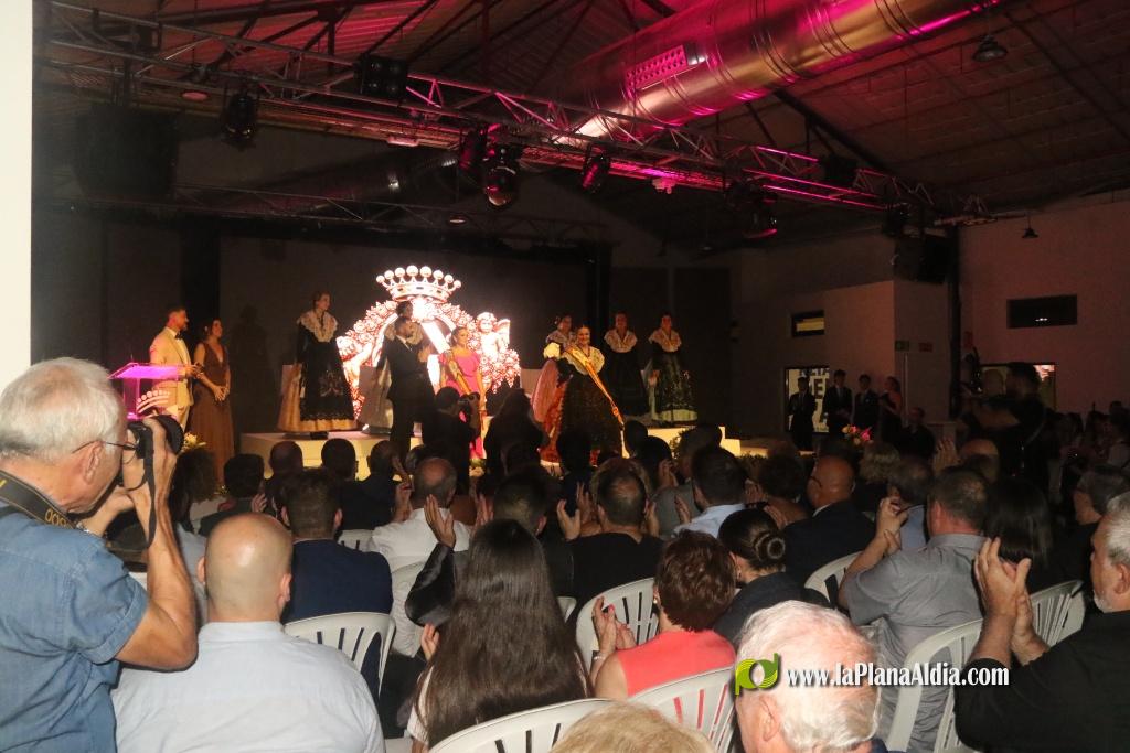 Brillante proclamaci�n de la reina y damas con homenaje a los presentadores de su historia