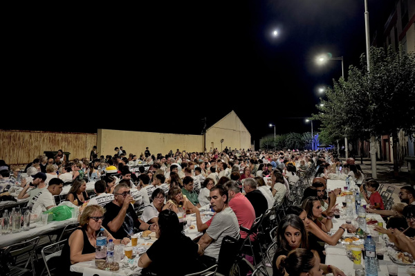 Més de 5.000 persones inicien les Festes del Crist de l'Alcora amb paelles, xupinada i pa i porta