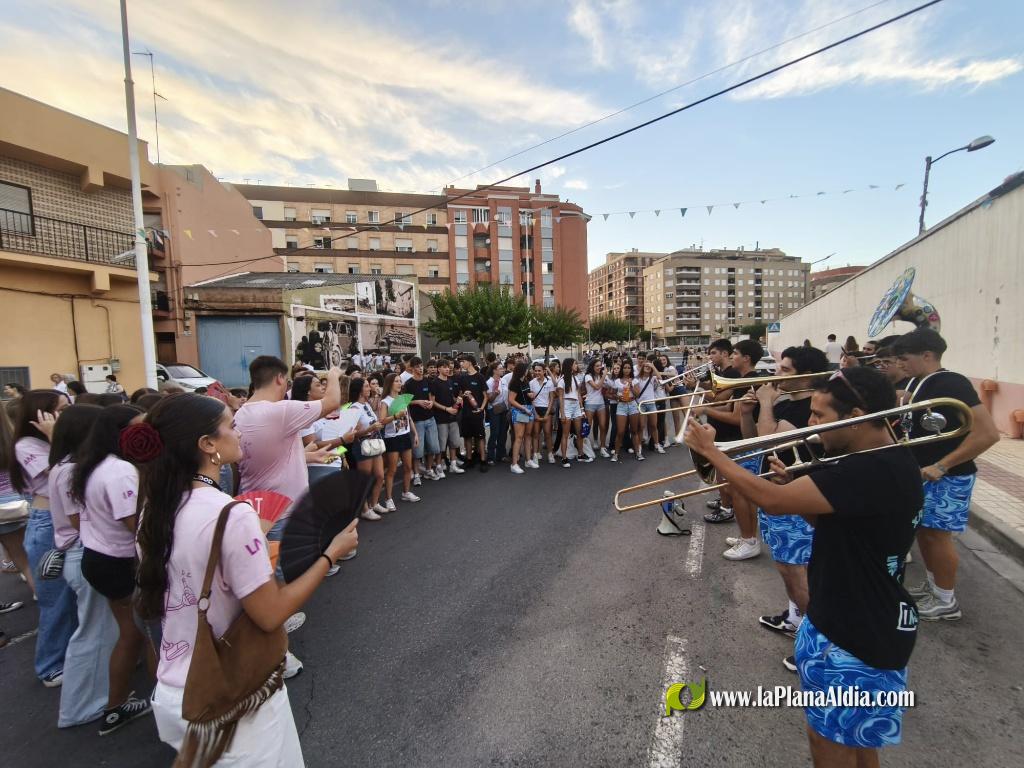 Numerosas Pe�as y p�blico en general en el Chupinazo de las Fiestas de Alcora