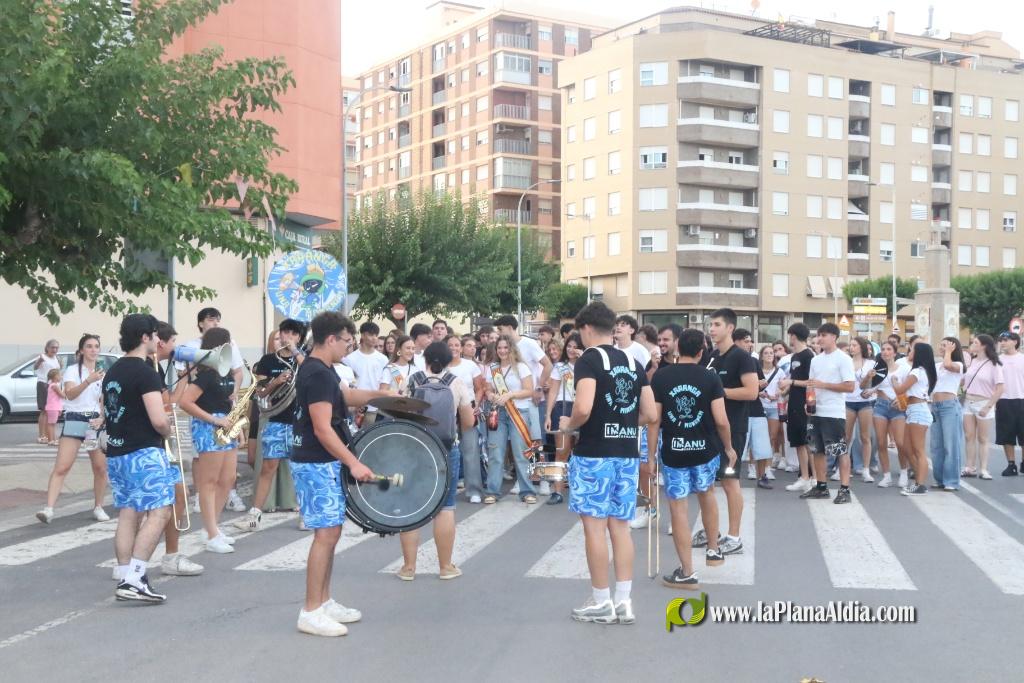 Numerosas Pe�as y p�blico en general en el Chupinazo de las Fiestas de Alcora