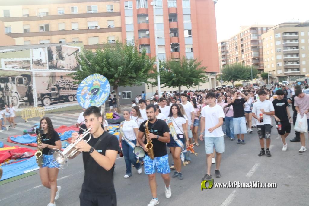 Numerosas Pe�as y p�blico en general en el Chupinazo de las Fiestas de Alcora