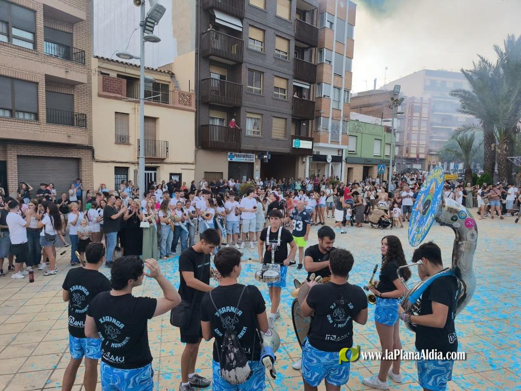 Numerosas Pe�as y p�blico en general en el Chupinazo de las Fiestas de Alcora