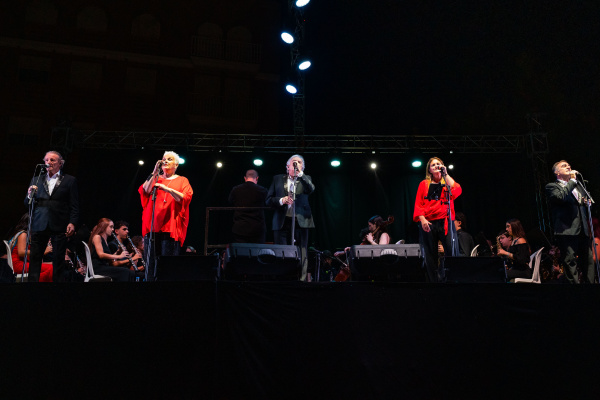 Mocedats i l'Agrupació Musical l'Alcalaten conquisten el públic de l'Alcora amb un Simfònic dels seus grans èxits