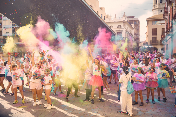 Más color, más diversión y nuevos retos en la VII Holi Colors 'Manchate por la cura' de Vila-real
