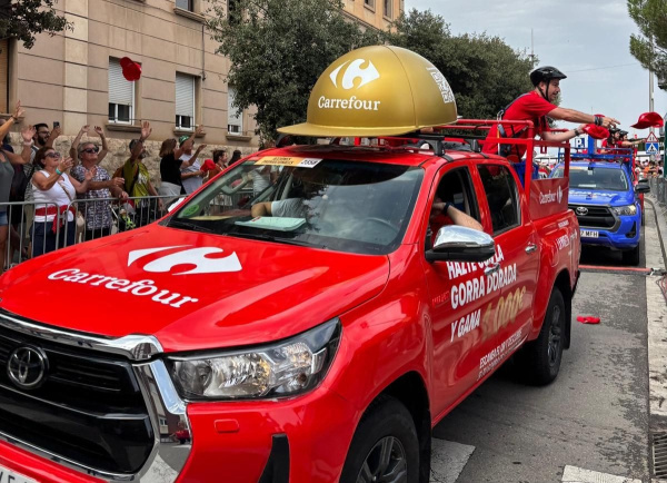 Carrefour revoluciona Castellón con La Vuelta: regalos, rueda de la suerte y una iniciativa contra la obesidad