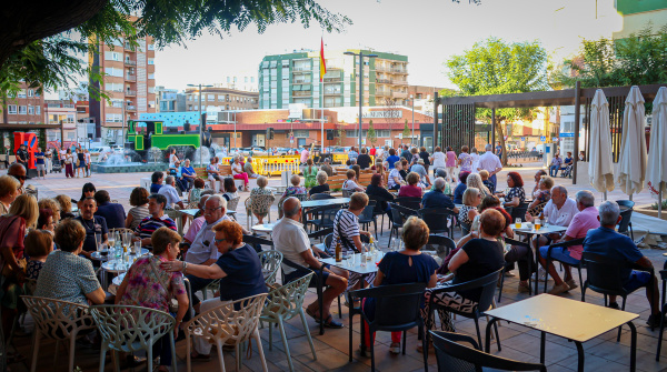 onda-despide-el-verano-al-ritmo-de-la-musica-y-el-baile-en-la-renovada-plaza-de-espa-a