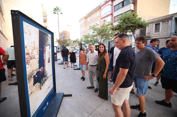Burriana conmemora el 50 aniversario de la Comisión del Toro con exposición fotográfica al aire libre