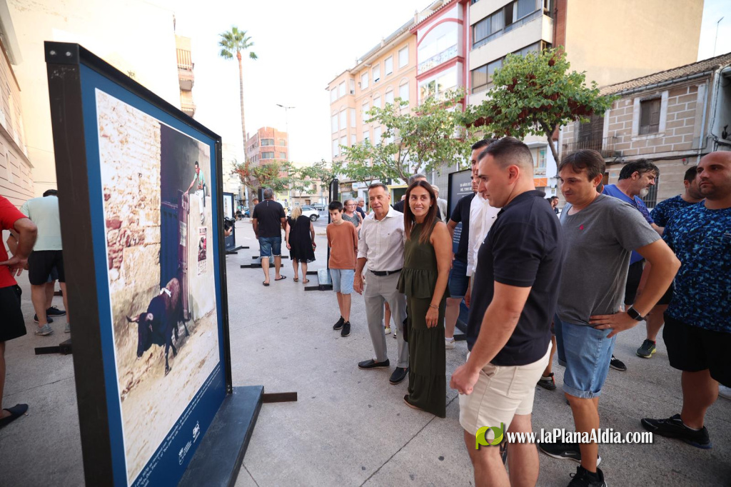 Burriana conmemora el 50 aniversario de la Comisión del Toro con exposición fotográfica al aire libre