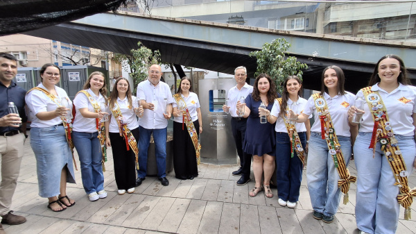 Vila-real inaugura la primera fuente de agua potable refrigerada en la plaza Mayor