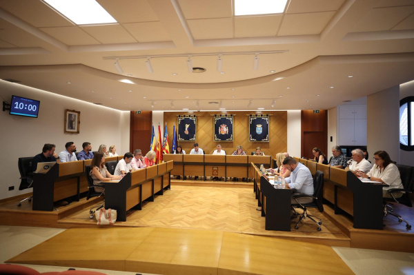 Burriana destina 315.000 euros para renovar el césped del Llombai y actualizar la flota de Vía Pública; Gutiérrez abandona VOX y cuatro policías son reconocidos