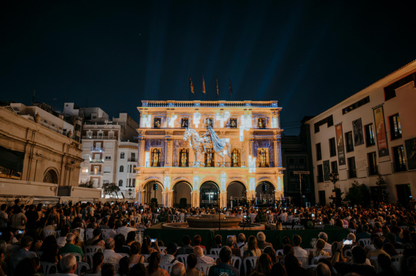 Begoña Carrasco celebra el primer pase del videomapping que recuerda la fundación de Castellón