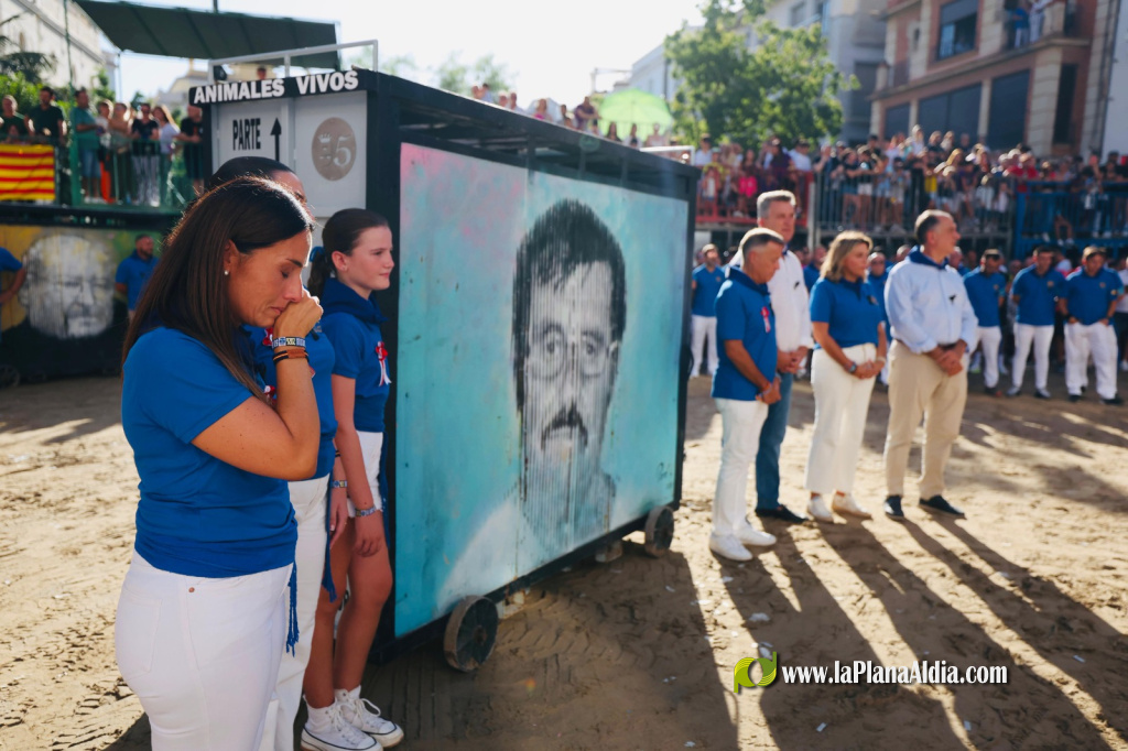 Burriana comemora el 50� aniversari de la Comissi� del Toro amb una escultura de Juan Por�