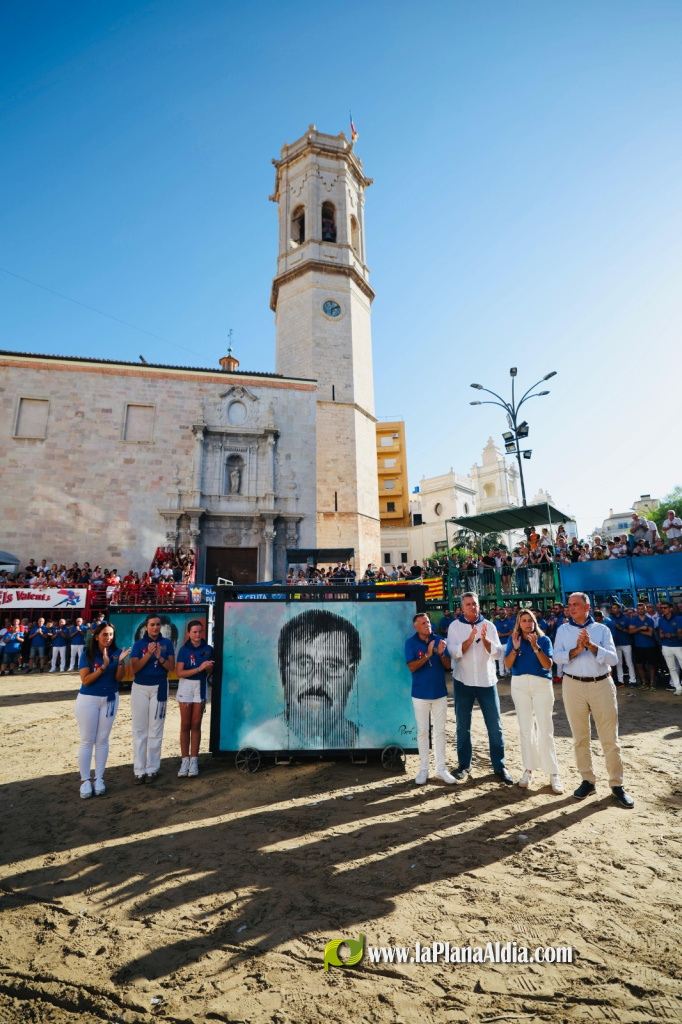 Burriana comemora el 50� aniversari de la Comissi� del Toro amb una escultura de Juan Por�