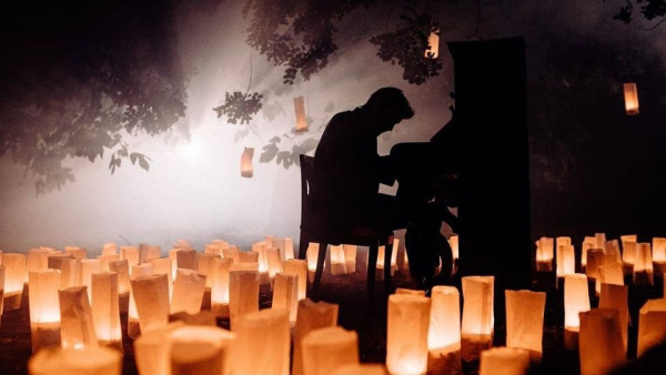 viu-la-vila-ilumina-almassora-con-200-velas-y-un-piano-en-la-plaza-de-la-iglesia