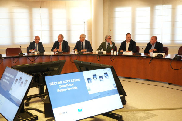 El PP de Castellón acerca a la Comisión Europea las necesidades de la industria cerámica para avanzar en competitividad y descarbonización