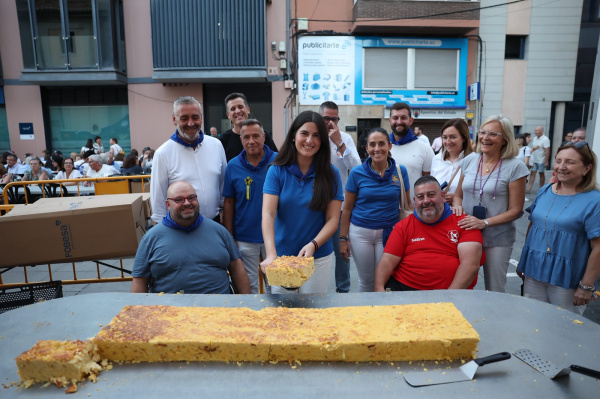 la-v-tortilla-monumental-de-acodis-llena-la-plaza-de-la-merce-de-solidaridad-y-tradicion