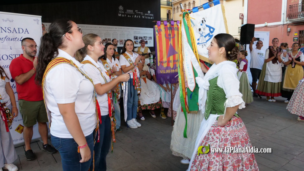 La 1a Dansada infantil i mostra juvenil del Grup de Danses de la Pur�ssima obri la jornada amb una cercavila des de la Pla�a de Sant Pasqual fins a la Pla�a Major