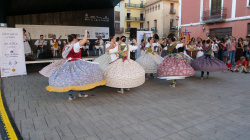 La 1a Dansada infantil i mostra juvenil del Grup de Danses de la Pur�ssima obri la jornada amb una cercavila des de la Pla�a de Sant Pasqual fins a la Pla�a Major