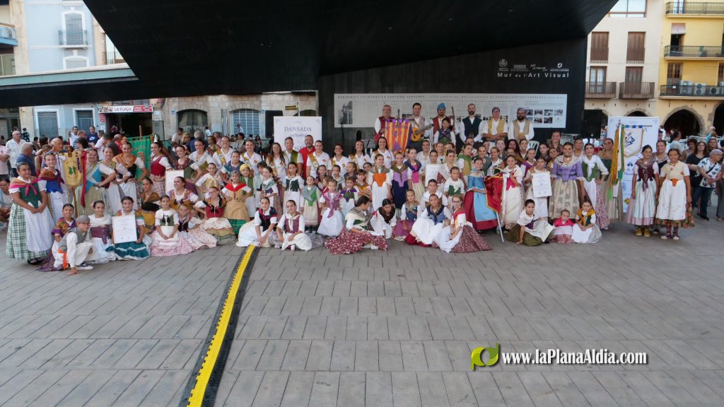La 1a Dansada infantil i mostra juvenil del Grup de Danses de la Pur�ssima obri la jornada amb una cercavila des de la Pla�a de Sant Pasqual fins a la Pla�a Major