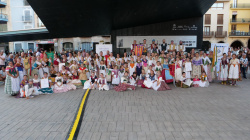 La 1a Dansada infantil i mostra juvenil del Grup de Danses de la Pur�ssima obri la jornada amb una cercavila des de la Pla�a de Sant Pasqual fins a la Pla�a Major