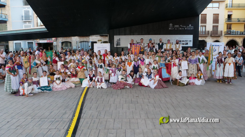 La 1a Dansada infantil i mostra juvenil del Grup de Danses de la Pur�ssima obri la jornada amb una cercavila des de la Pla�a de Sant Pasqual fins a la Pla�a Major
