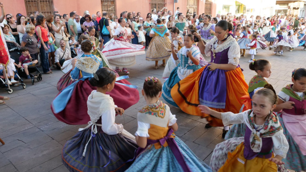 La 1ª Dansada infantil y muestra juvenil del Grup de Danses de la Puríssima abre la jornada con un desfile desde la Plaza de Sant Pasqual a la Plaza Mayor