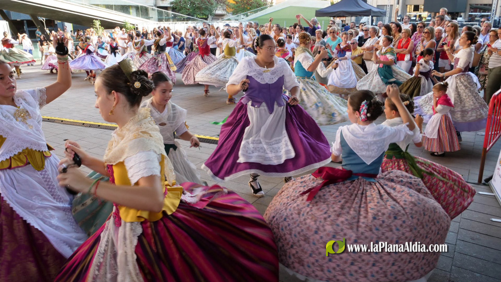 La 1a Dansada infantil i mostra juvenil del Grup de Danses de la Pur�ssima obri la jornada amb una cercavila des de la Pla�a de Sant Pasqual fins a la Pla�a Major