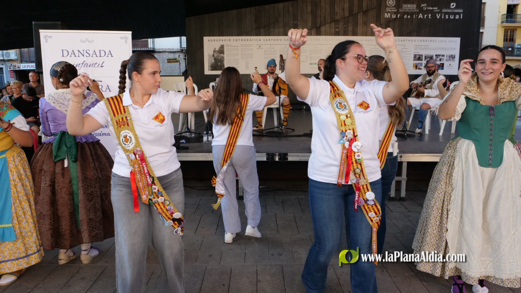 La 1a Dansada infantil i mostra juvenil del Grup de Danses de la Pur�ssima obri la jornada amb una cercavila des de la Pla�a de Sant Pasqual fins a la Pla�a Major