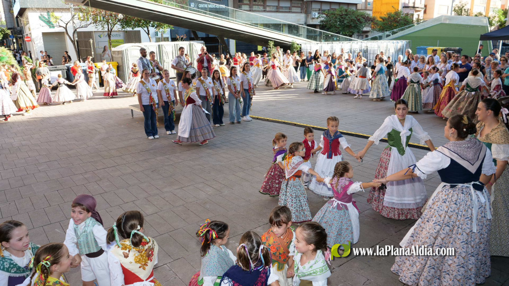 La 1a Dansada infantil i mostra juvenil del Grup de Danses de la Pur�ssima obri la jornada amb una cercavila des de la Pla�a de Sant Pasqual fins a la Pla�a Major