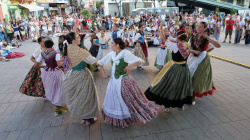 La 1a Dansada infantil i mostra juvenil del Grup de Danses de la Pur�ssima obri la jornada amb una cercavila des de la Pla�a de Sant Pasqual fins a la Pla�a Major