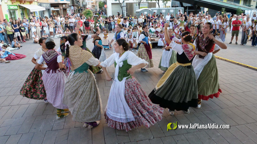 La 1a Dansada infantil i mostra juvenil del Grup de Danses de la Pur�ssima obri la jornada amb una cercavila des de la Pla�a de Sant Pasqual fins a la Pla�a Major
