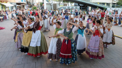 La 1a Dansada infantil i mostra juvenil del Grup de Danses de la Pur�ssima obri la jornada amb una cercavila des de la Pla�a de Sant Pasqual fins a la Pla�a Major