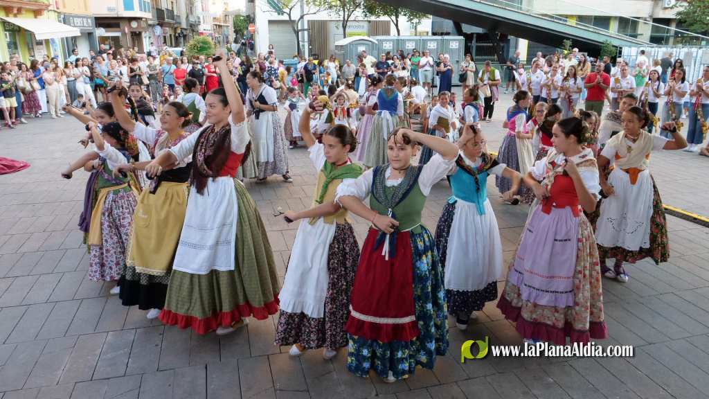 La 1a Dansada infantil i mostra juvenil del Grup de Danses de la Pur�ssima obri la jornada amb una cercavila des de la Pla�a de Sant Pasqual fins a la Pla�a Major