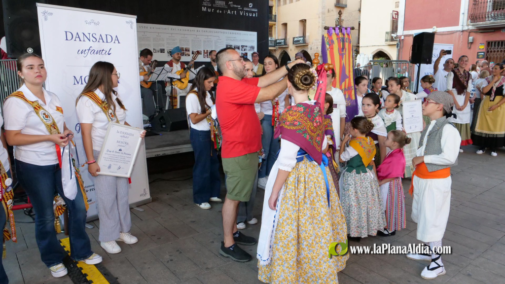La 1a Dansada infantil i mostra juvenil del Grup de Danses de la Pur�ssima obri la jornada amb una cercavila des de la Pla�a de Sant Pasqual fins a la Pla�a Major
