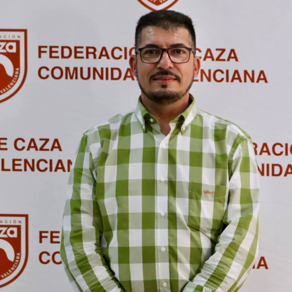 Óscar reelegido delegado de la Federación de Caza en Alicante y asume nuevos retos junto a Lorena y Albert